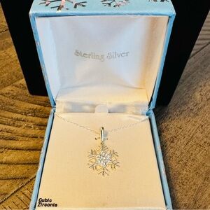 925 Sterling Silver Cubic Zirconia Snowflakes Necklace New in Box‎